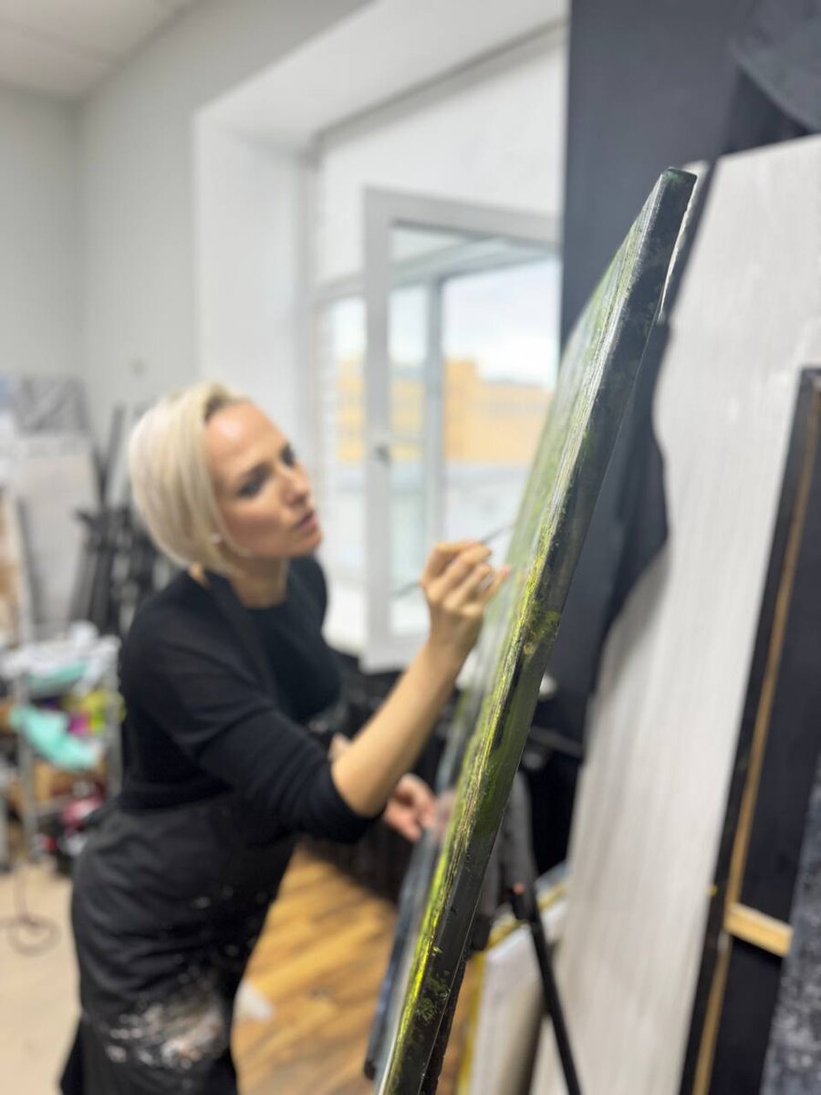 Художница Ксения Елисеева за работой