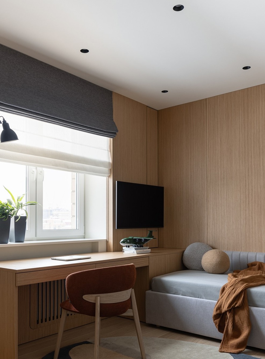 Подушка-шар и выглядит интересно, и тактильно очень удачная: её удобно обнимать. Интерьер квартиры в ЖК «Пресненский вал», дизайнер Михаил Новинский