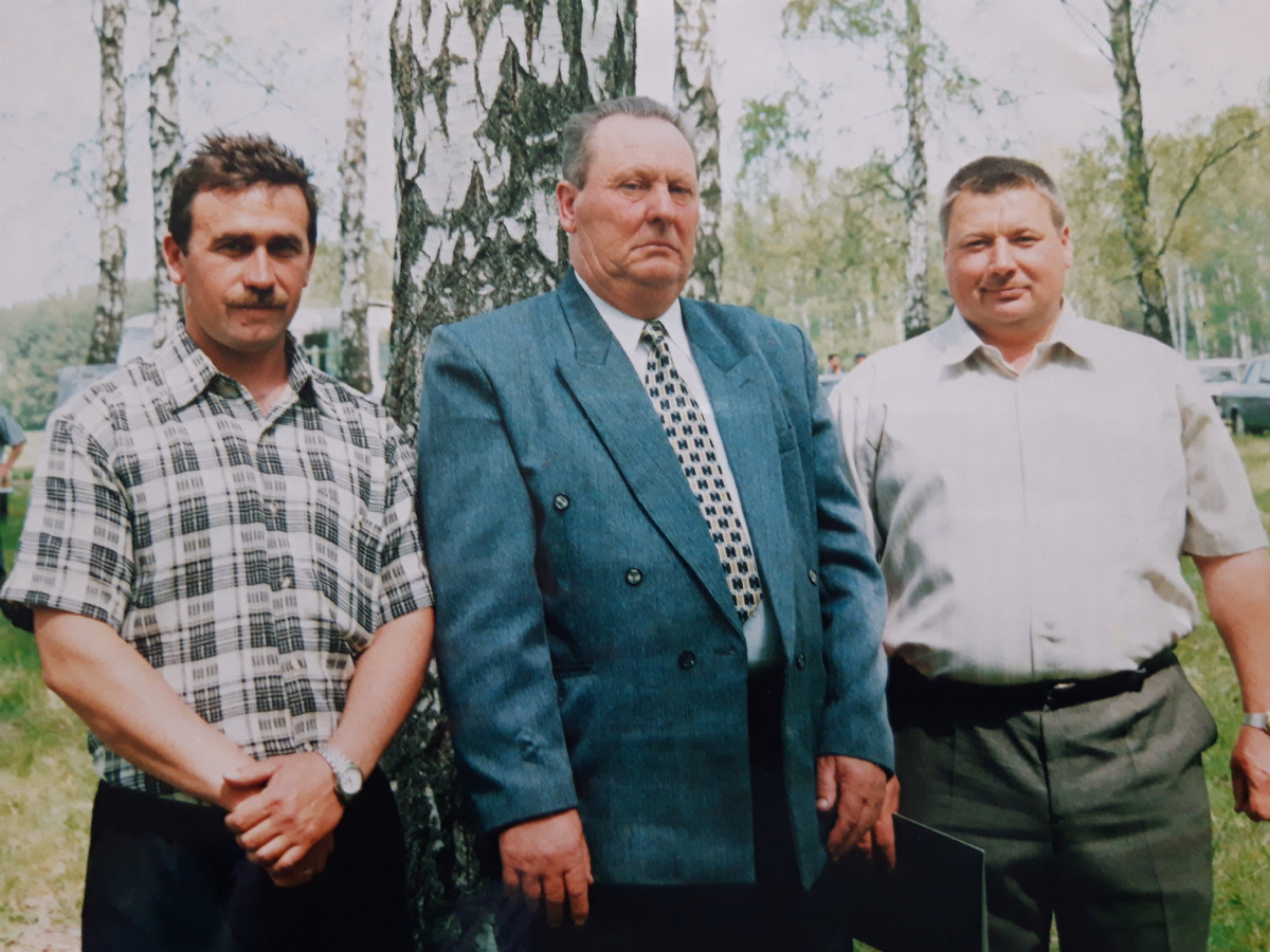Фото из архива племзавода «Барыбино».
Слева направо: Геннадий Фёдорович Веретин, Анатолий Александрович Лысенков и Сергей Васильевич Жучков на празднике «Берёзки» (в 1980 году), организованном в честь окончания посевных работ.