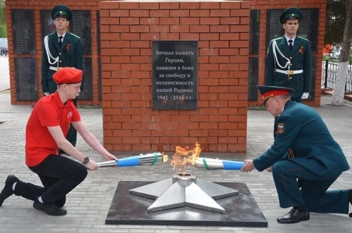    В Базарном Карабулаке зажгли Вечный огонь