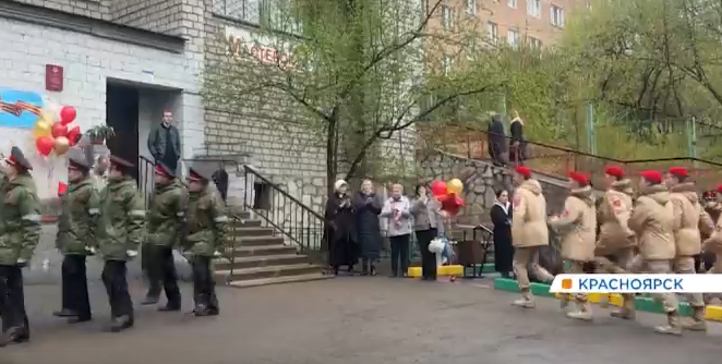     В Красноярске для ветерана Александры Егоровой провели парад Победы