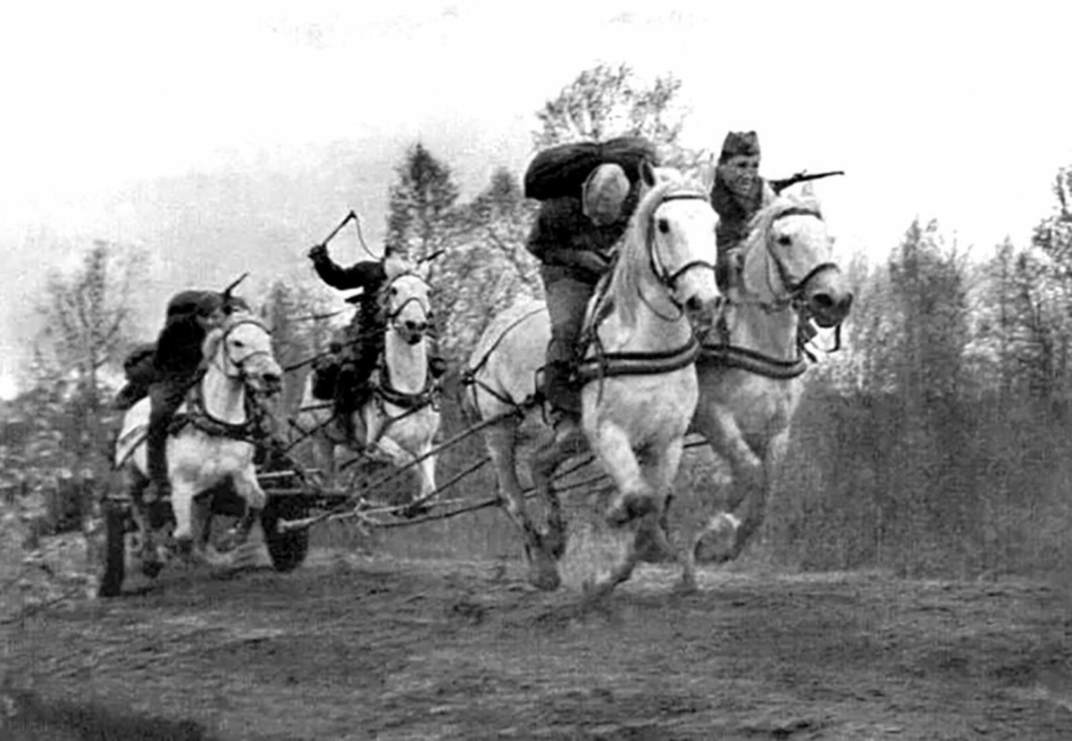 Кавалеристы в атаке.