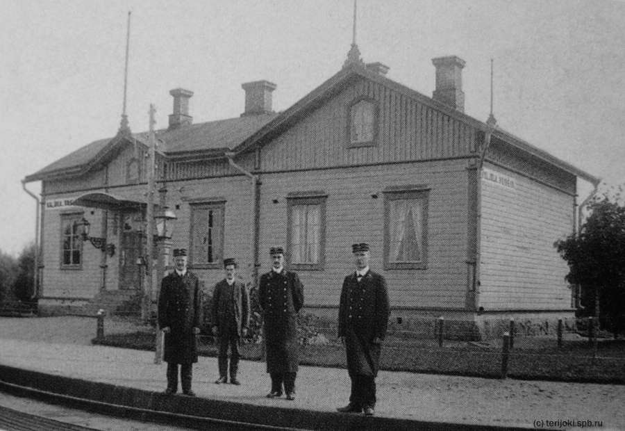 Вокзальное здание в Кольола в первоначальном виде. Репродукция фотографии 1910-х г.г.