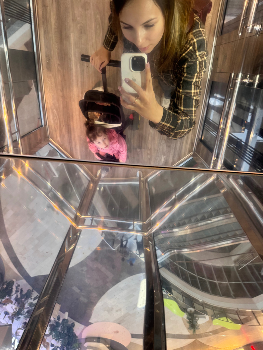 Забрав дочку из садика, пошли гулять по ТРЦ