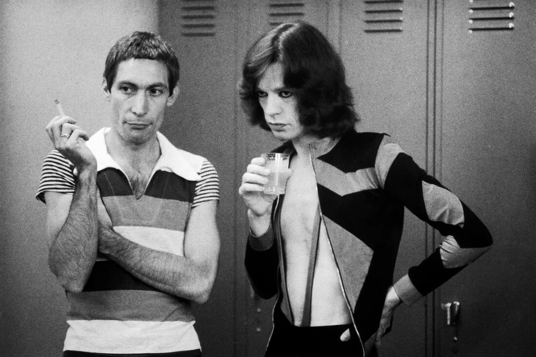 Чарли Уоттс и Мик Джаггер берут тайм-аут во время турне Rolling Stones по Северной и Южной Америке в 1975 году.