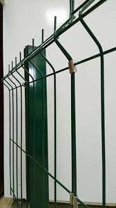 В современном мире существует множество вариантов ограждений для частных домов, дач, промышленных объектов и даже общественных пространств. Одним из популярных решений является модульное 3D-ограждение, которое выделяется среди прочих своим дизайном и функциональностью. В этой статье мы разберем, что представляет собой 3D-ограждение, какие преимущества оно имеет перед традиционными заборами из профнастила и почему этот вариант становится всё более востребованным.