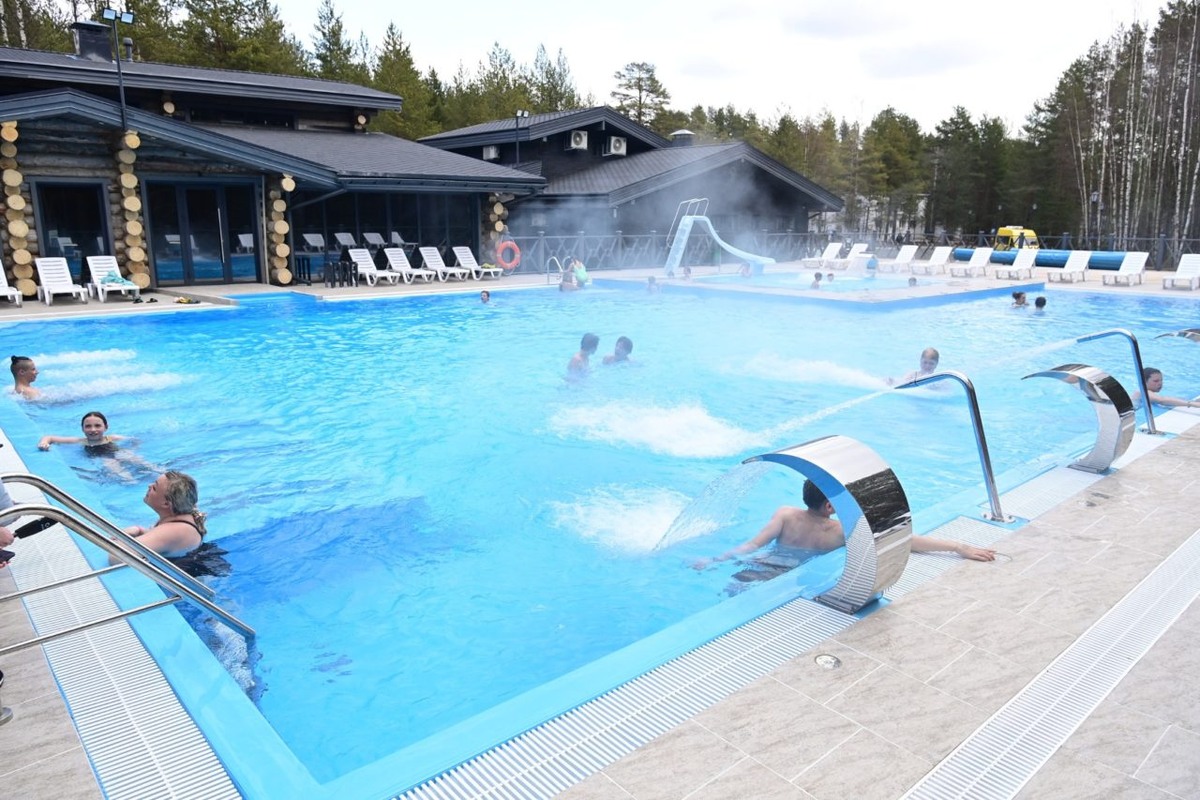    Первый открытый бассейн с подогревом в Карелии. Фото: "Республика" / Сергей Юдин