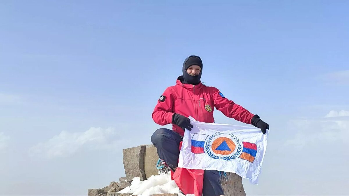 Спасатели РАЦГР в честь празднования Дня Победы поднялись на гору Арагац (6 мая 2025). Арагац
© Photo : official site of RACHR