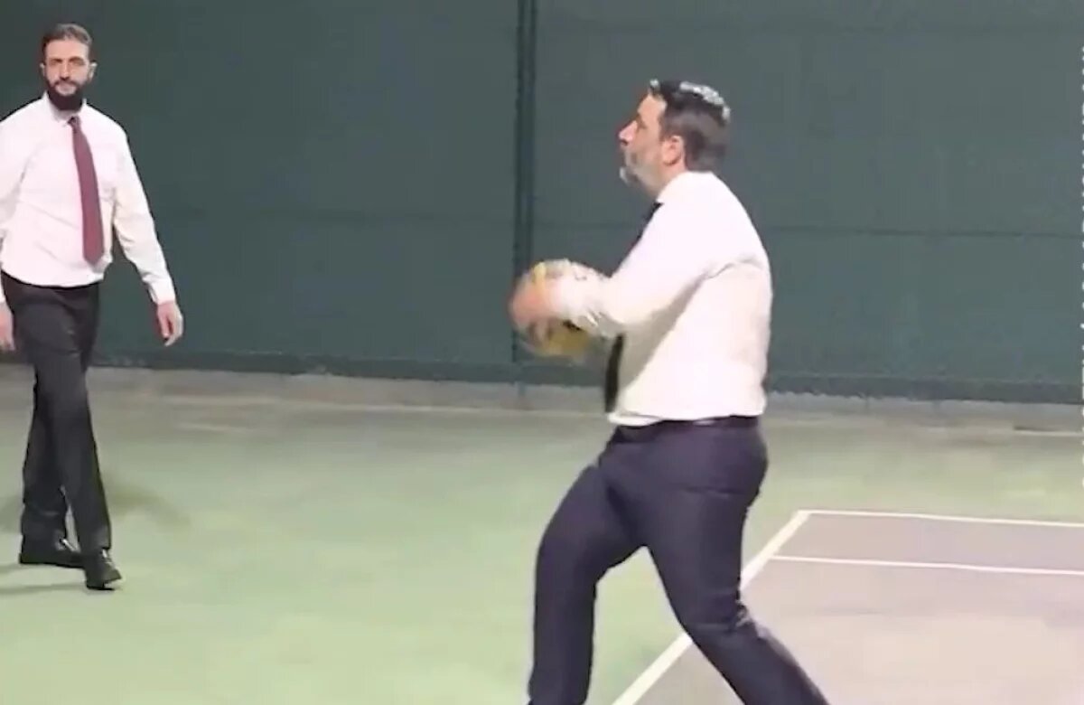    В Сети расходится видео с играющим в баскетбол президентом Сирии