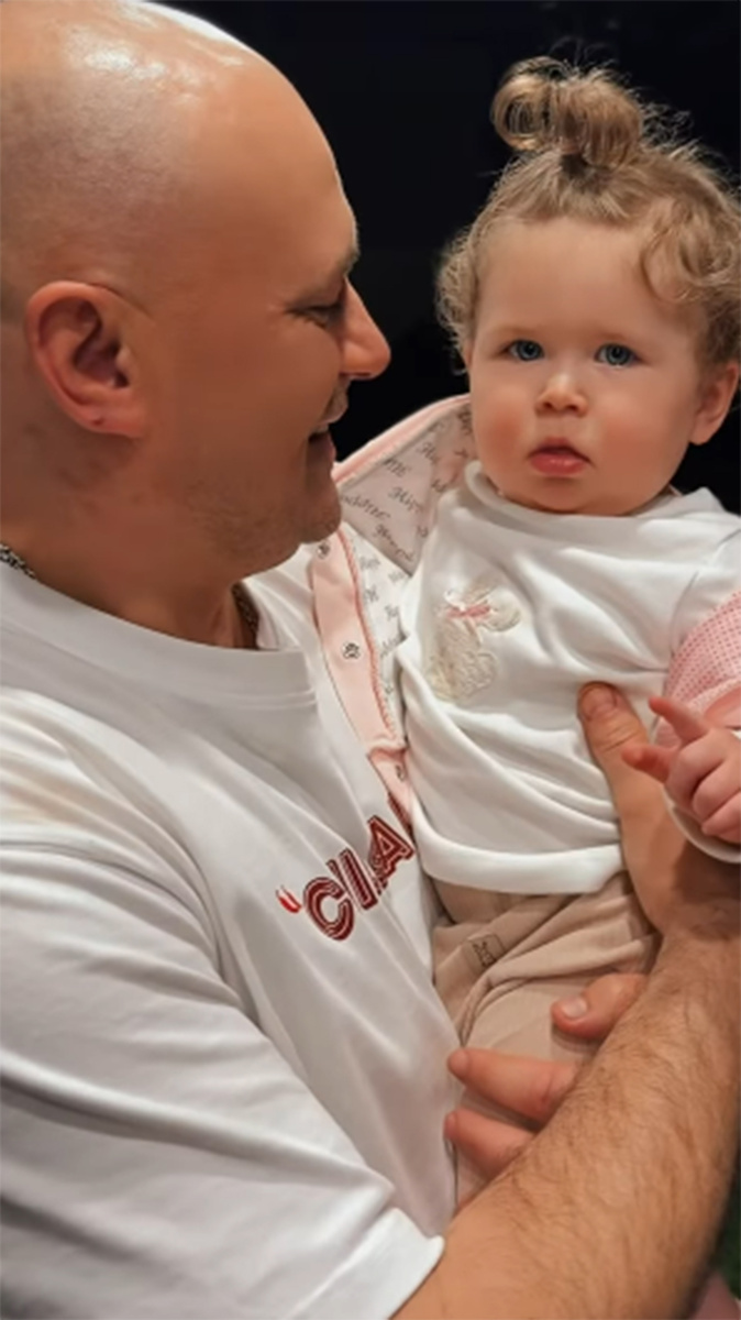 Папа Тани Мусульбес с внучкой Мией. Фото: соцсети Тани Мусульбес