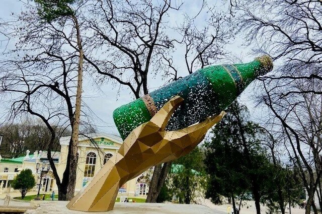 Арт-объект «Минеральная вода „Ессентуки № 17“» в Курортном парке