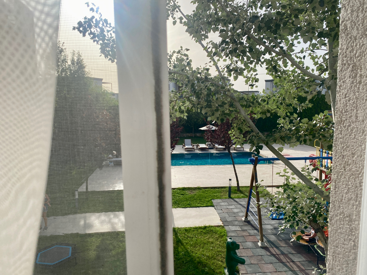 Вид из окна - как потом оказалось гостевой комнаты