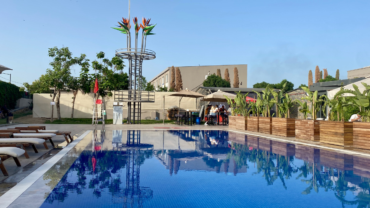 На территории ложмана было два бассейна: большой для всех и маленький для семей с детьми и женщин