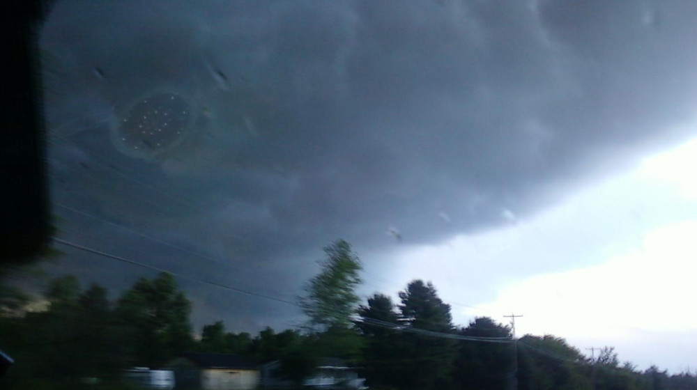    Летающие стержни НЛО или ошибка камер слежения