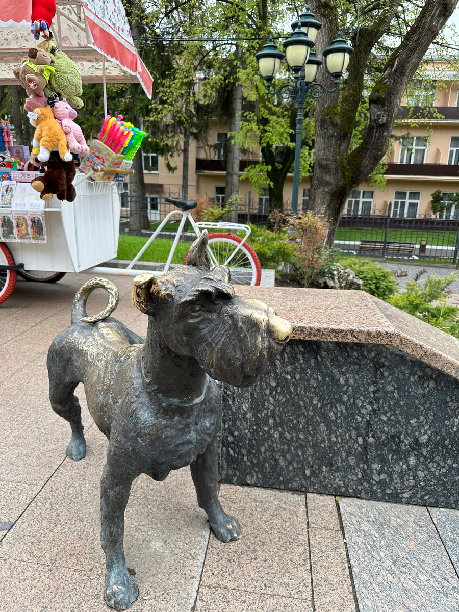 Скульптура писающий пес. Фото автора 