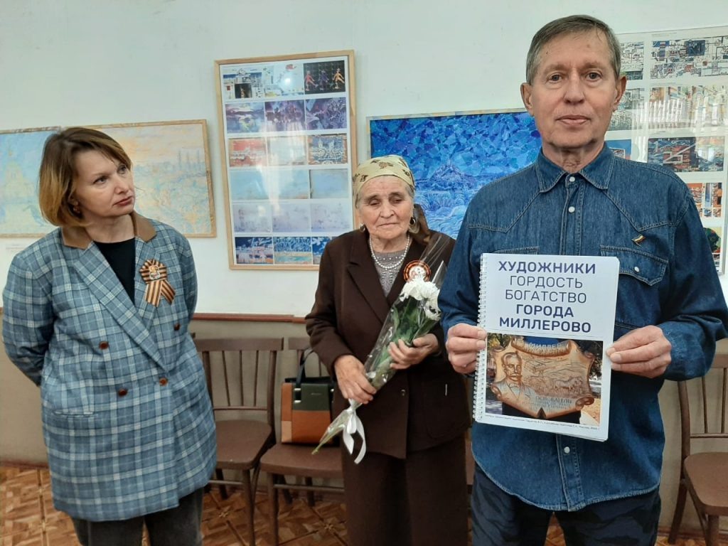      В. П. Пащенко представляет посетителям выставки презентацию «Художники – гордость, богатство города Миллерово». Среди них была и Ю. Н. Рябова. Редакция газеты "Наш край"