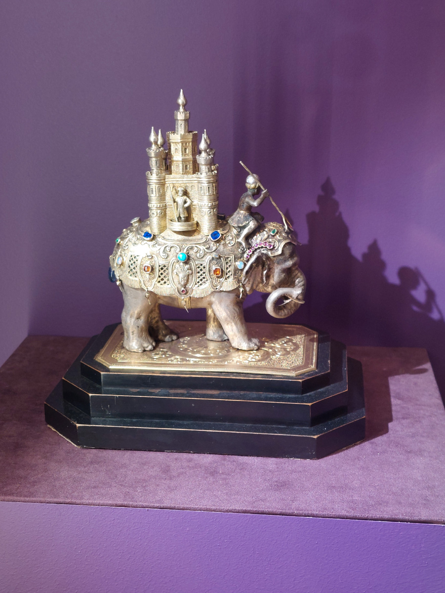 Подставка для флаконов. Западная Европа или Россия. Вторая половина XIX века. Серебро, дерево, алмазы, сапфир, рубины, гессониты, альмадины, опал, жемчуг, стекло.