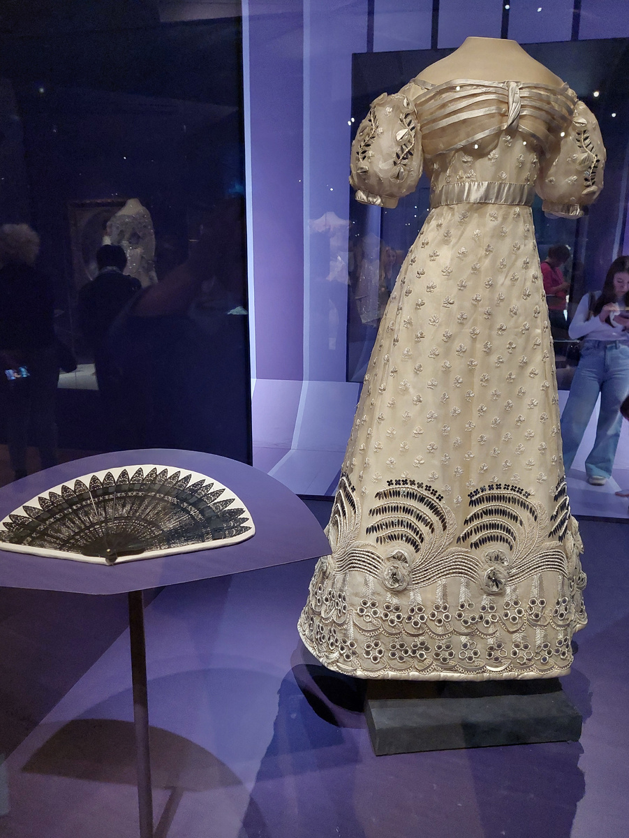 Бальное платье З.И. Юсуповой, Санкт-Петерург, 1826-1827 г.г. газ, шёлк, атлас, стальные блёстки. Веер чугунный ажурный складной, Германия 1840-е г.г. чугун, шёлковая лента.