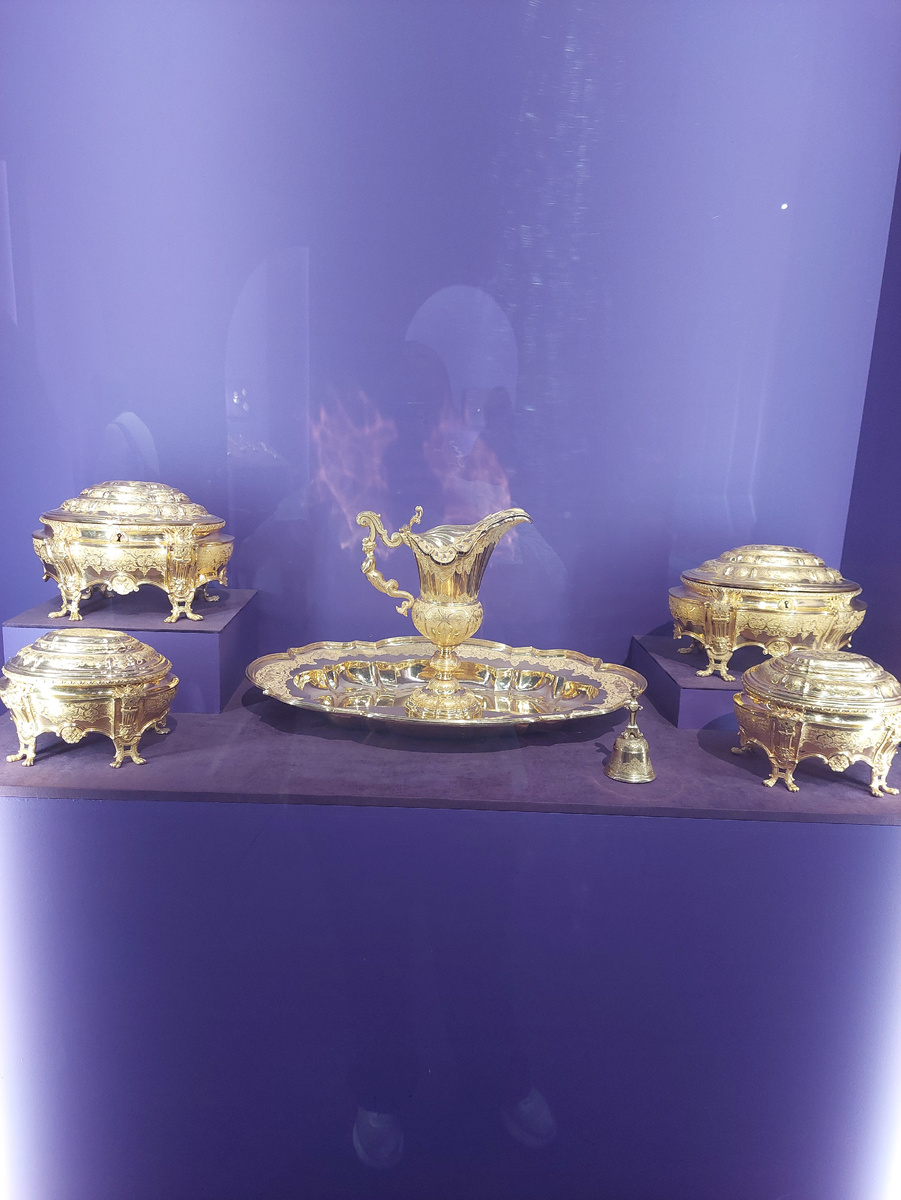 Туалетный прибор Анны Иоановны, мастерские Аугсбурга, 46 предметов, золото.