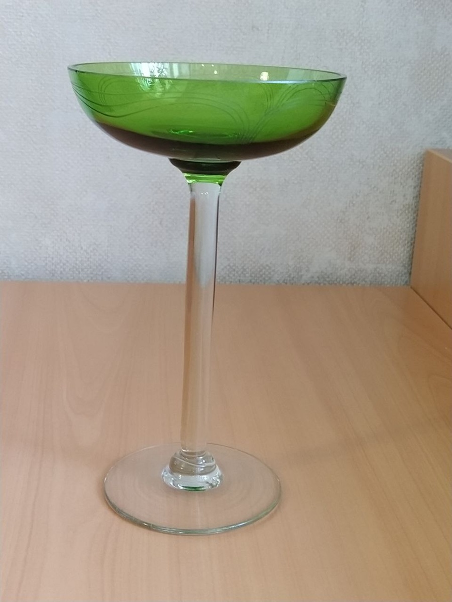 Дореволюционная вазочка, предположительно мальцовское стекло