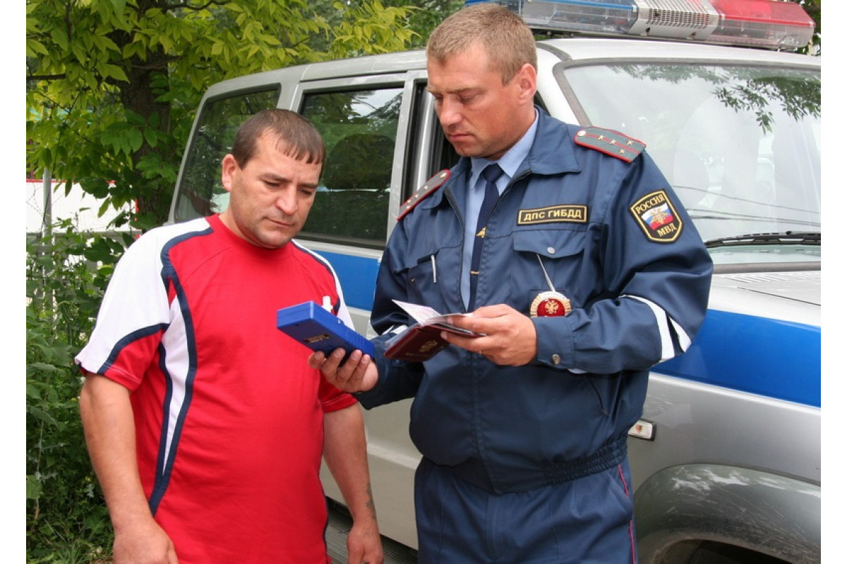 В ответ на это МВД России совместно с московским центром наркологии выпустило 100-страничное пособие для сотрудников ГИБДД, призванное повысить эффективность выявления нарушителей. Что скрывает эта методичка, как инспекторы вычисляют пьяных в потоке и почему некоторые дни года становятся «горячими» для нарядов ДПС — разбираемся в деталях.