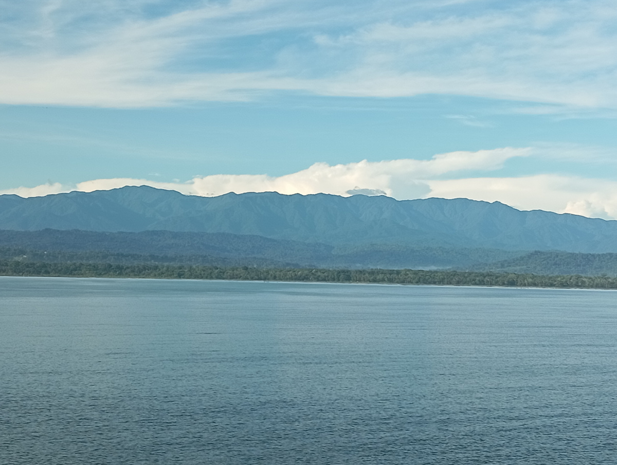 Кордильеры на горизонте. Вид с якорной стоянки