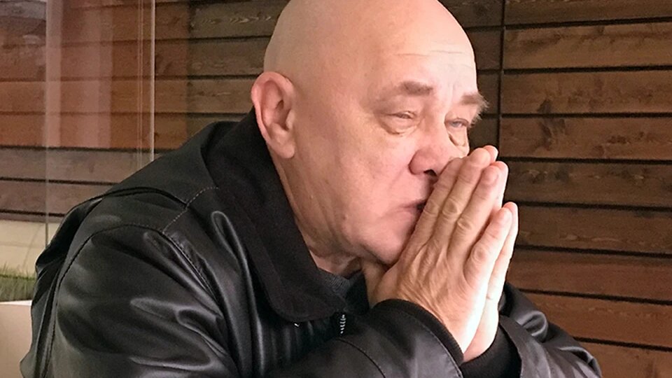 Просто взяли и угробили человека: женщина умерла у дверей своей квартиры, когда к ней пришли судебные приставы