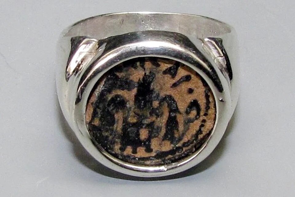 Это был штамп, которым человек по имени Пилат пользовался, чтобы запечатывать личные письма или служебную переписку