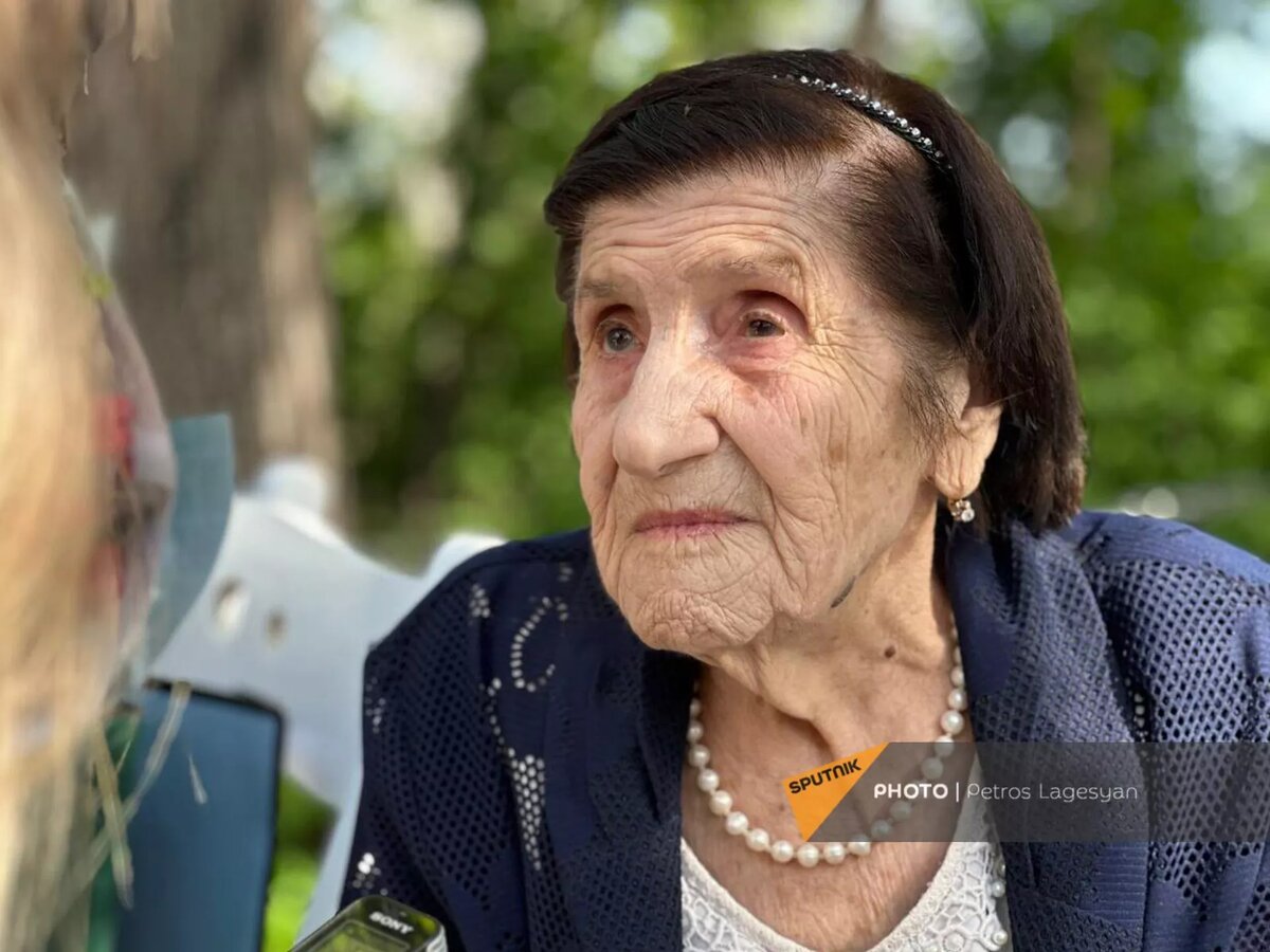 Ветеран ВОВ Розалия Абгарян на международной акции "Сад памяти" в Парке Победы в память о павших на фронтах Великой Отечественной войны (22 апреля 2024). Еревaн
© Sputnik / Petros Lagesyan