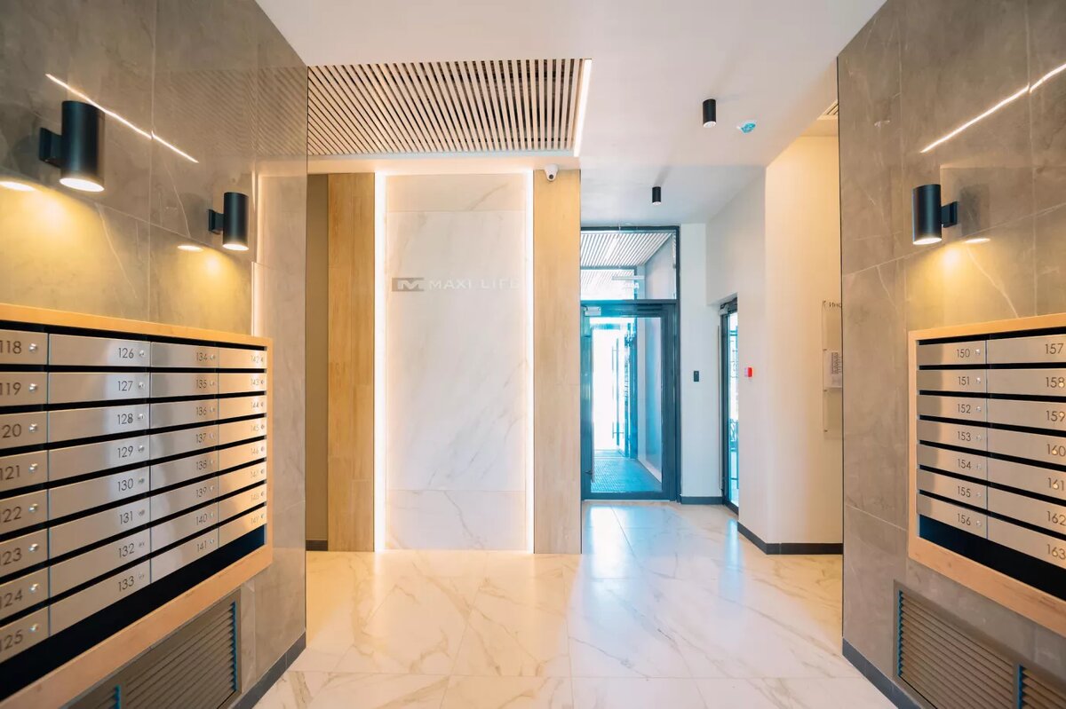 В холлах используются качественные отделочные материалы и многоуровневая подсветка.