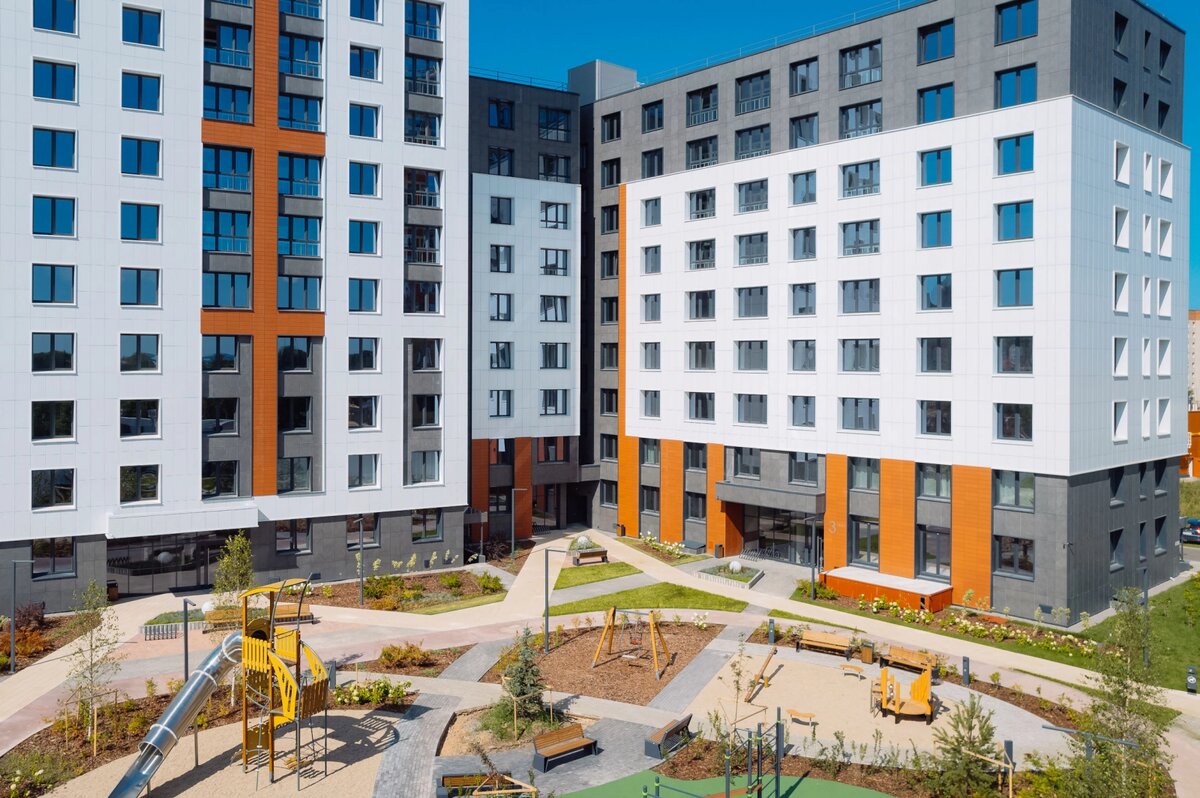 Всего в жилом комплексе будет 7 домов с единым закрытым двором площадью 1 Га. На май 2025 года два дома уже сданы. Активно строится третий дом, монтируется фундамент четвертой очереди строительства.