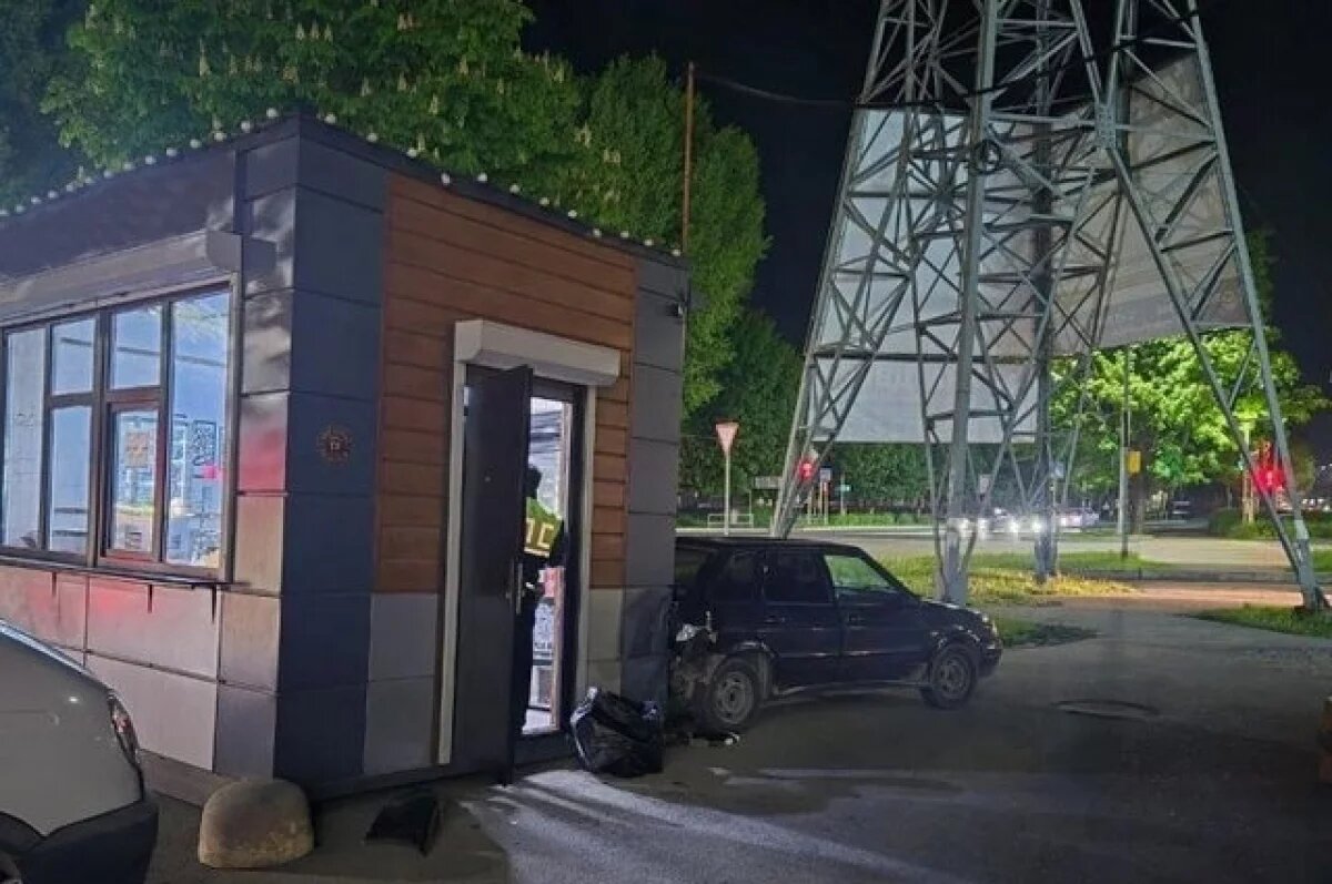    Пьяный житель Нальчика пытался угнать машину и врезался в киоск