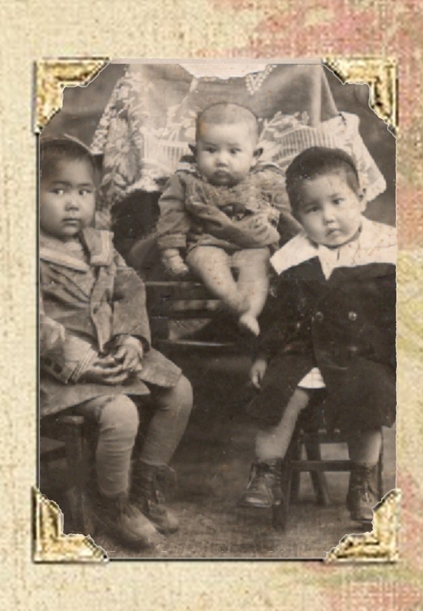 Дети Усербаева Бурибека. Слева на право: старшая дочь - Рахия, сын - Арыстан, вторая дочь – Роза, 1936 г., г. Уральск, Западно-Казахстанская область