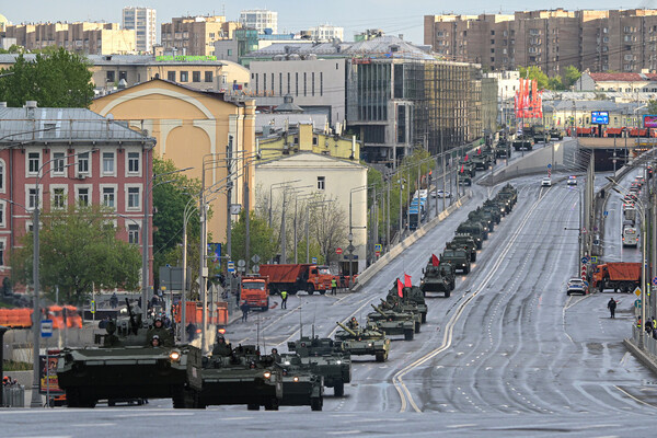Колонна военной техники в Москве во время репетиции парада в честь 80-й годовщины Победы в Великой Отечественной войне, 29 апреля 2025 года / Алексей Никольский/РИА Новости 