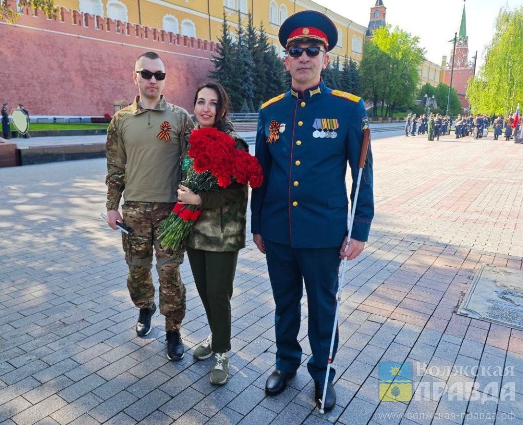 Екатерина Ткаченко с участниками СВО, вернувшимися с потерей зрения📷    Наша землячка везёт «Огонь памяти» из столицы в Волжский
