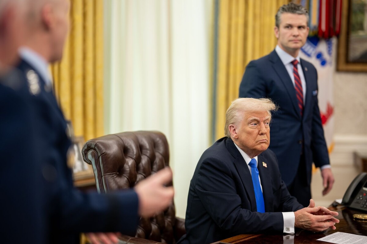    Дональд Трамп и Пит Хегсет (на заднем плане) / Источник: © Global Look Press/Daniel Torok/Keystone Press Agency