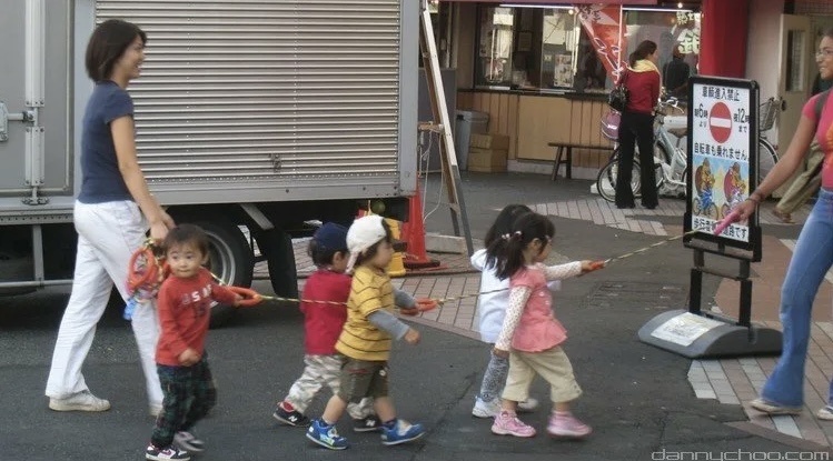 Дети в Китае на прогулке