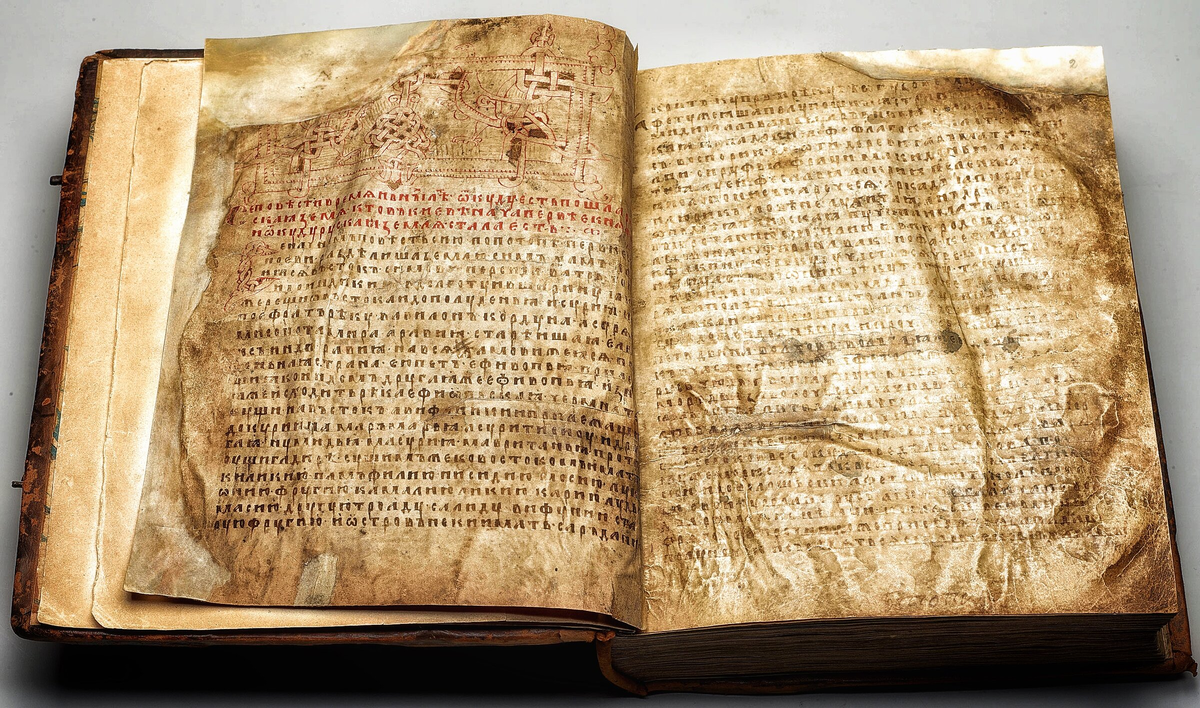 Даже это древняя книга - не  оригинал ПВЛ. Это копия возрастом на  500 лет позже