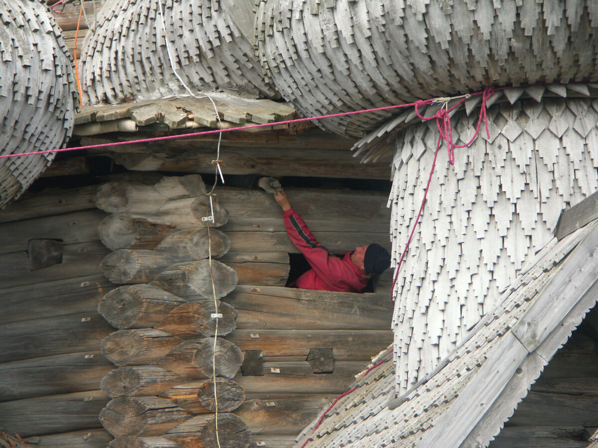Рукопожатие через щель в стене во время подъема верхнего пояса