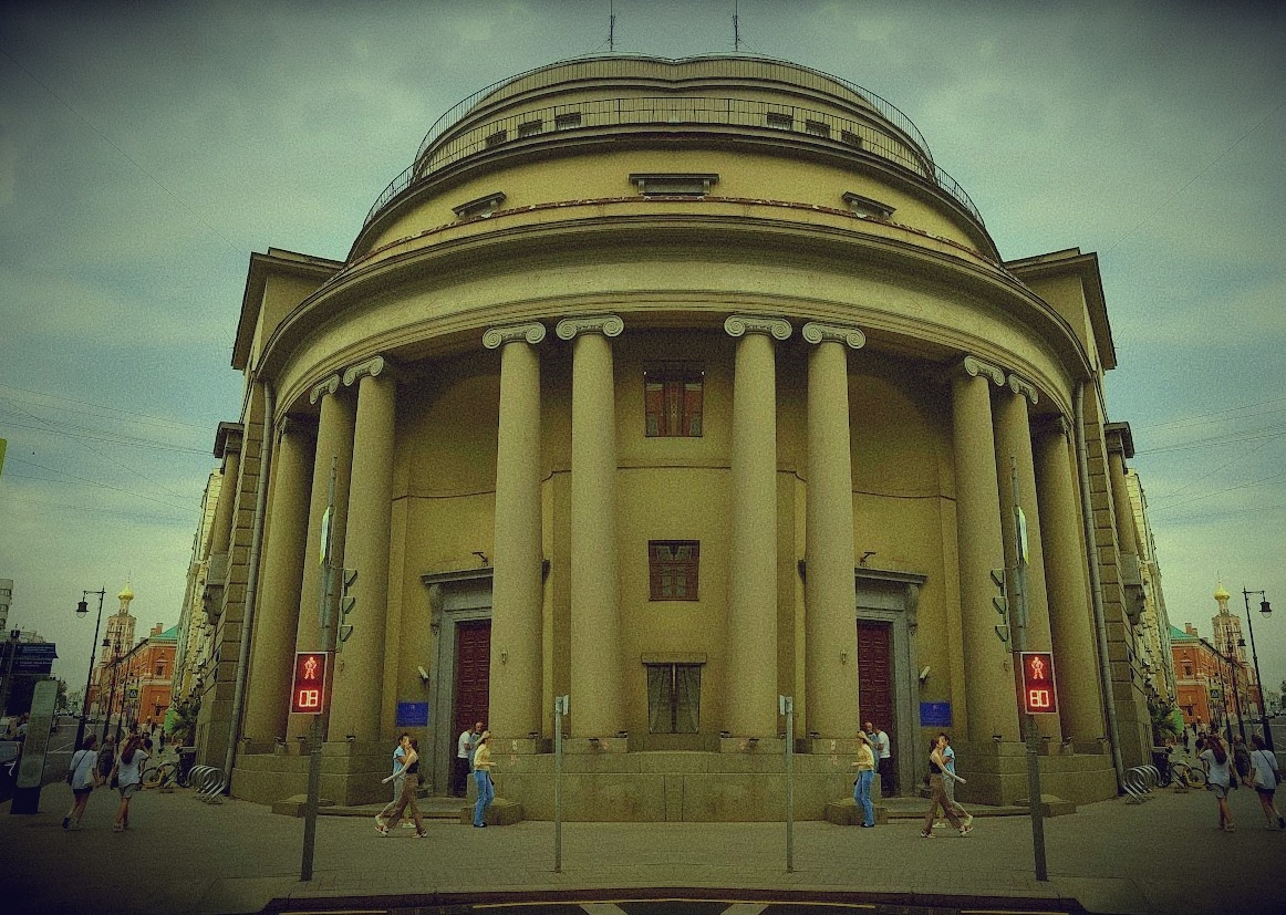 "Петровка, все ночи полные огня
Петровка, зачем сгубила ты меня
Петровка, я твой бессменный арестант"(с) Фото: Дзен / Travel, Cook & Book, обработка: pixlr