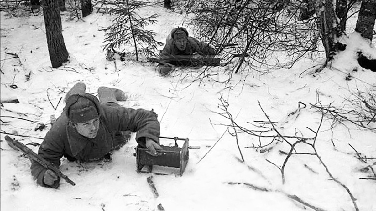 Связисты прокладывают полевой кабель на линии фронта