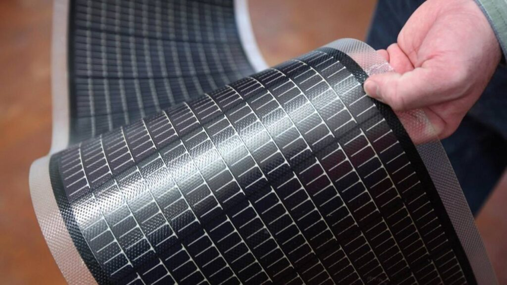 Гибкая тонкоплёночная солнечная панель: низкий КПД, но минимальный вес и возможность монтажа на изогнутых поверхностях.