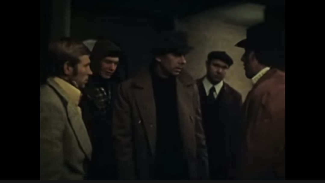 Один из бригады Копылова, тот, что слева, на вид едва ли не старше Гоги.