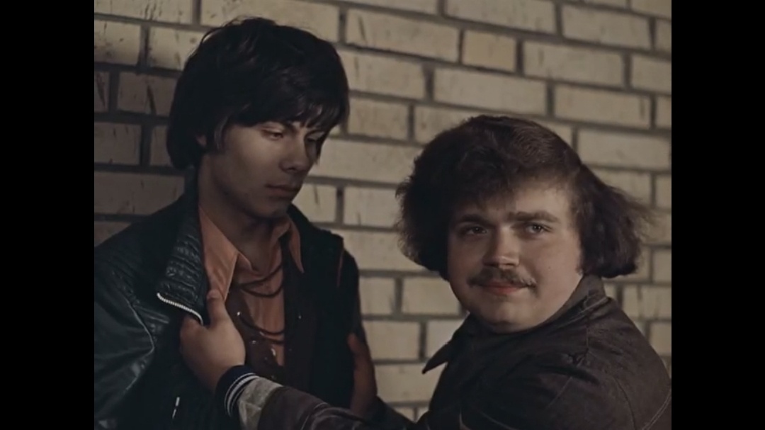 Правда, один из копыловских вцепился в размазню Никиту. Ну вы посмотрите на этого милого кудрявого пухляша))) Ну какой из него гопник и подонок?! Типичный ботан))))