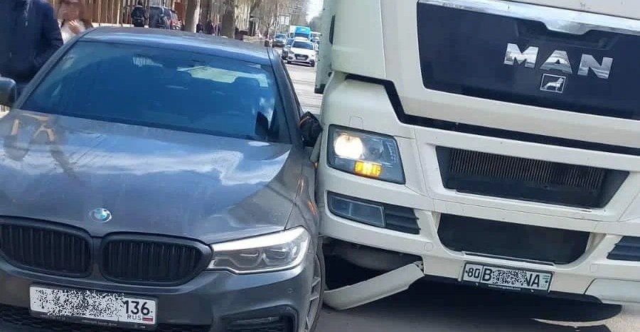 Если российский турист попадет в ДТП за границей, компенсацию потерпевшему будет выплачивать компания, застраховавшая ответственность автомобилиста по “Синей карте”. 