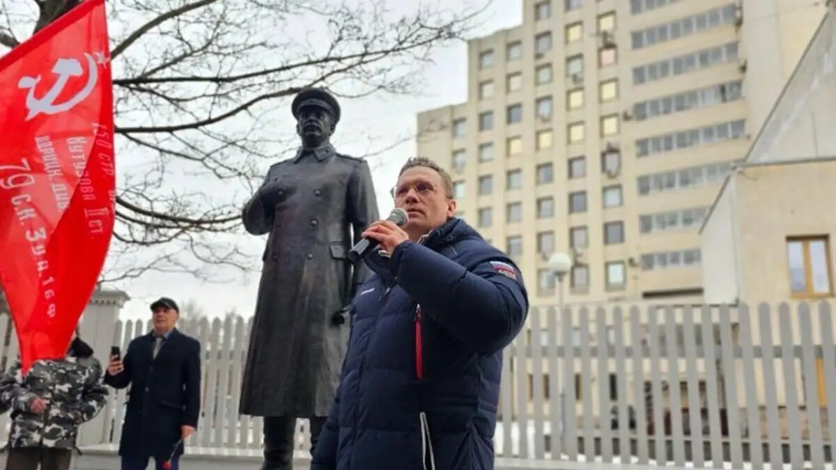    Вологодский губернатор Георгий Филимонов открывает памятник Сталину на территории филиала Вологодского государственного музея-заповедника «Вологодская ссылка».