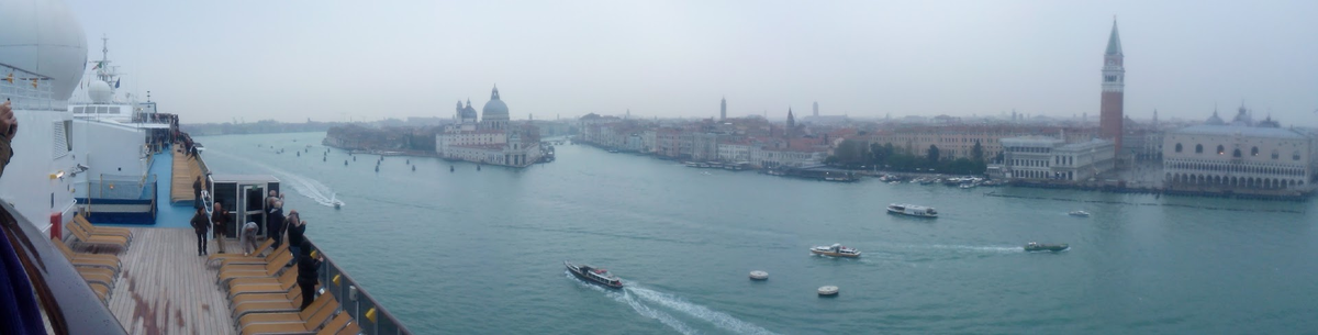 Корабль идет в порт Венеция. 