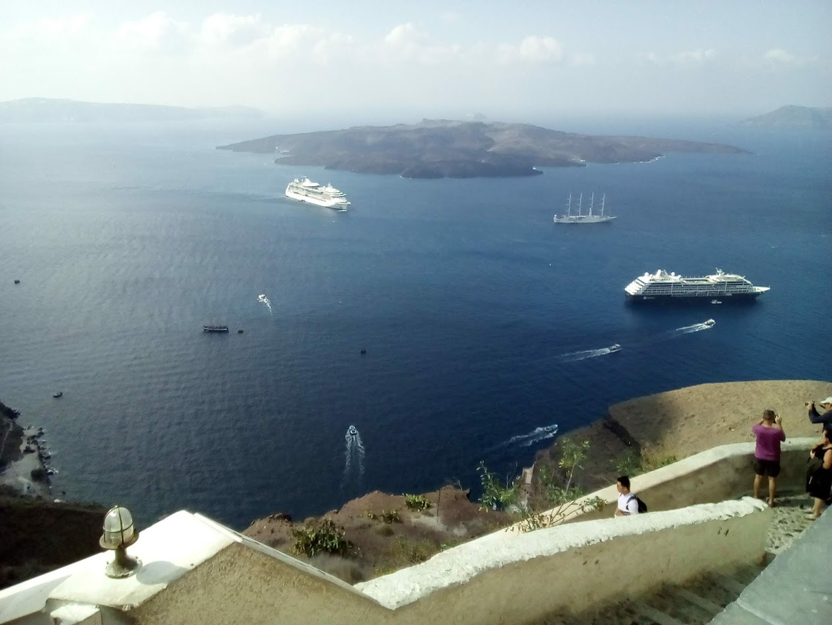 Санторини. Круизные лайнеры стоят.