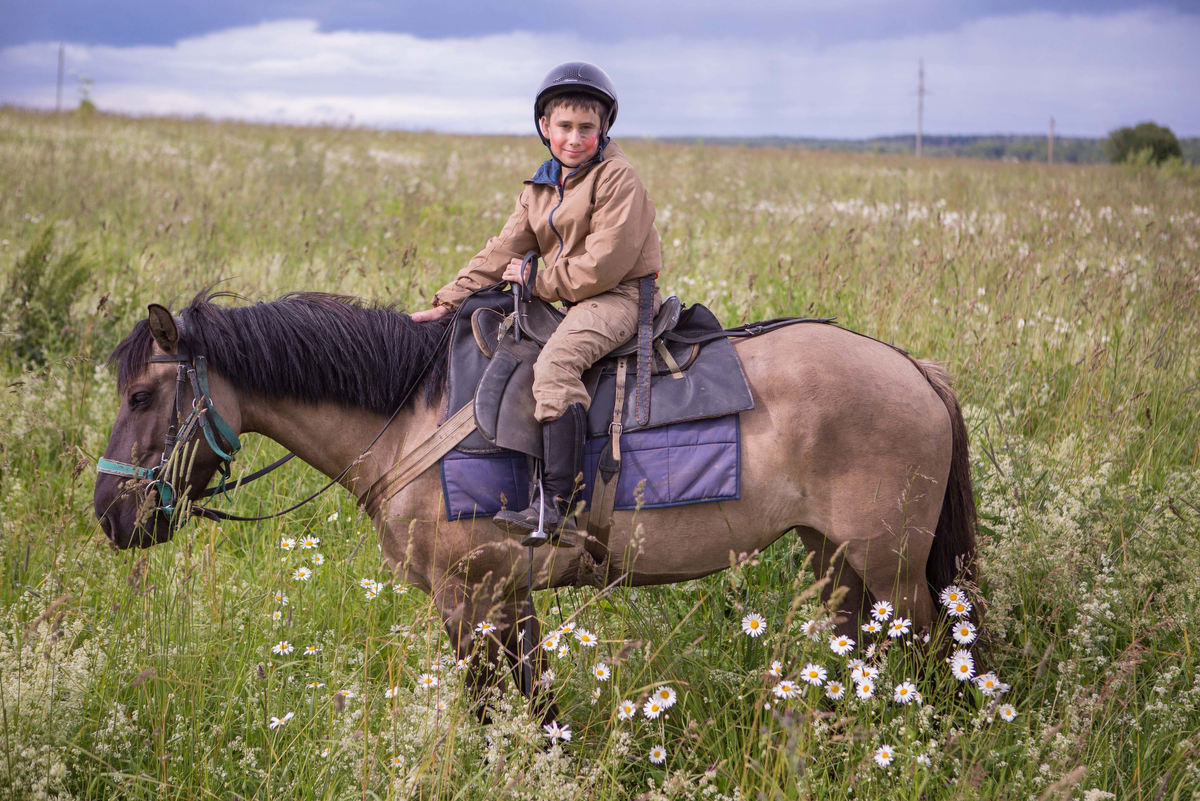 Правильно одетый участник програмы "Подкованных Каникул" на ранчо "Аванпост" на выезде в поле