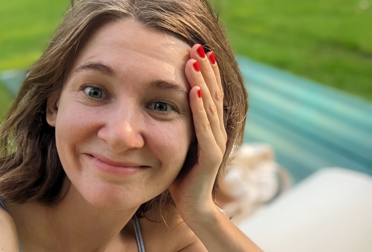 Так выгляжу я, автор этого канала "Даша с края света". Если вы новенький, здесь про жизнь за рубежом. Наша история простая: муж получал PHD во Франции, где мы жила раньше, сейчас заканчивает постдок проект в Мичигане, через полгода, надеюсь, переедем в новую страну на следующее место работы. 